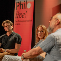 Philo.live! 2024: Der Westen am Ende? Freiheit in der neuen Weltordnung. Florence Gaub und Herfried Münkler. Mod.: Moritz Rudolph © Ricarda Hinz (Giordano Bruno Stiftung)