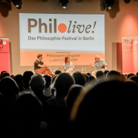 Philo.live! 2024: Der Westen am Ende? Freiheit in der neuen Weltordnung. Florence Gaub und Herfried Münkler. Mod.: Moritz Rudolph © Ricarda Hinz (Giordano Bruno Stiftung)